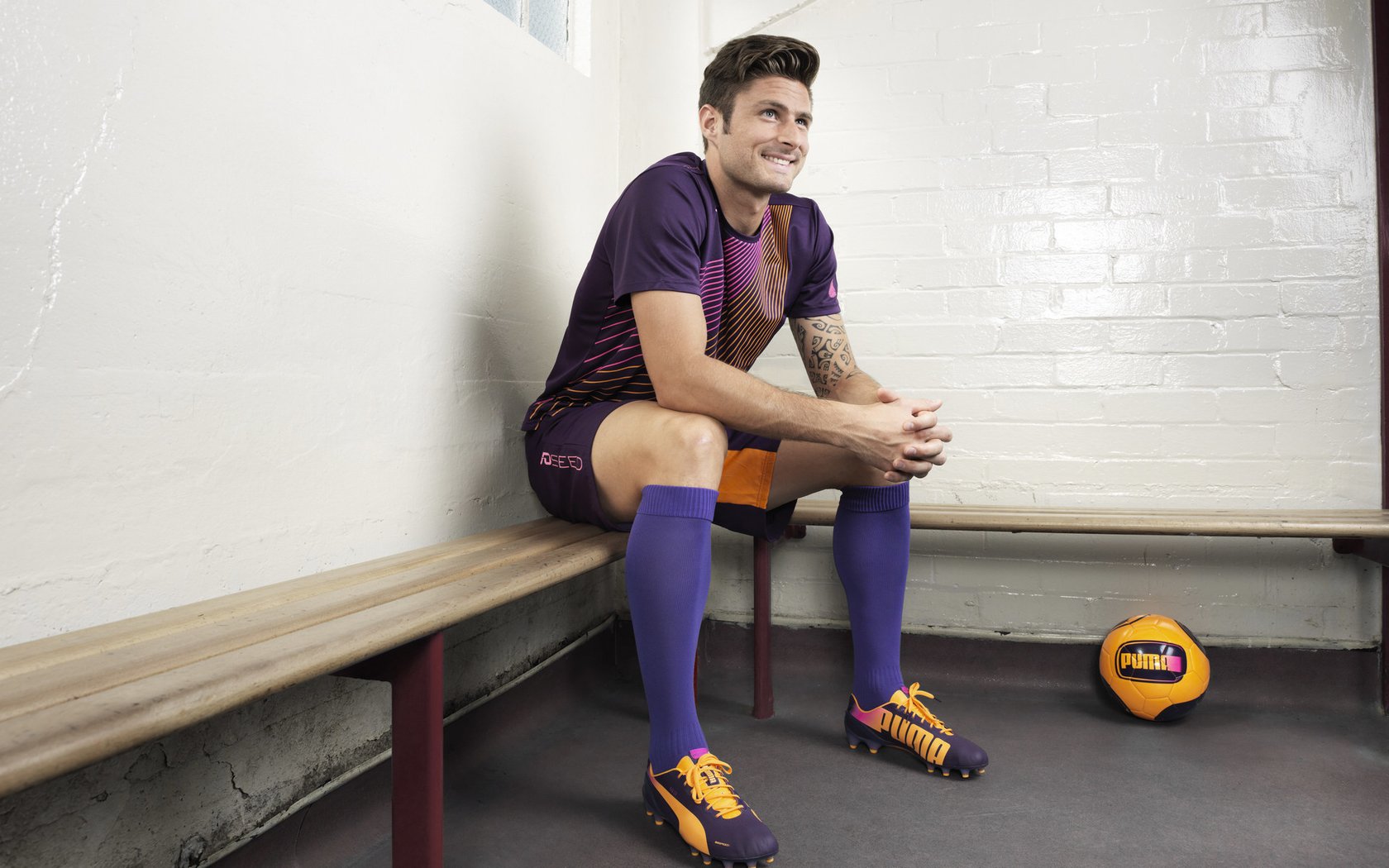 排球赛场焦点！法国队对阵巴西队，意外判罚引发热议，比赛氛围紧张